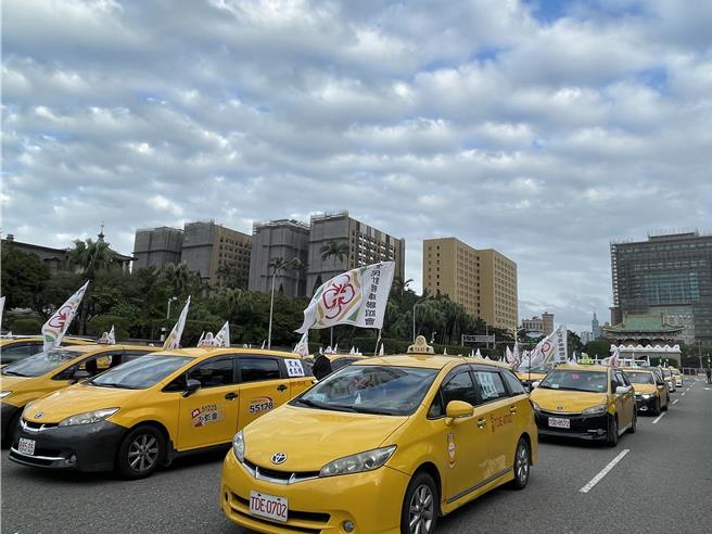 計程車駕駛去年底集結在凱道，抗議違規記點制度影響生計。（蔡亞樺攝）
