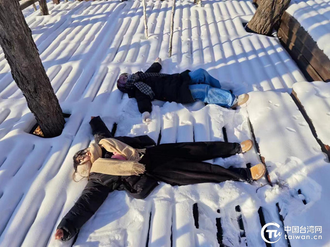 「大」字型躺在雪地里感受梦幻冰雪世界。（中国台湾网 ）
