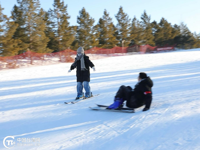 台湾同学们在滑雪场滑雪。（中国台湾网 ）