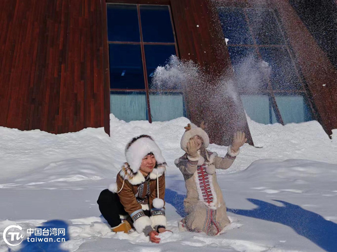 台湾同学们在雪地里撒欢、玩雪。（中国台湾网 ）