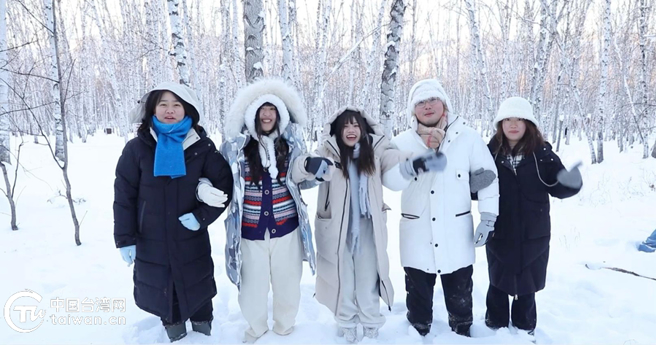 在白桦林合影留念。（中国台湾网 ）