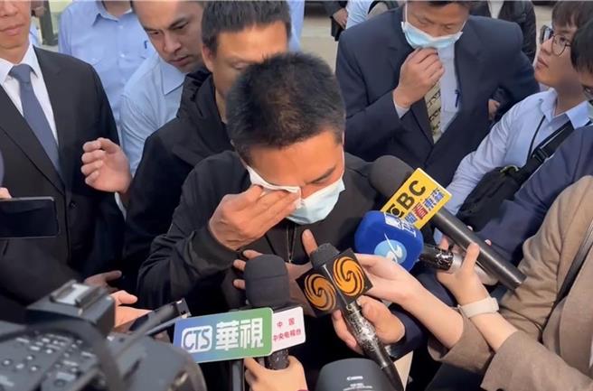 2死渔工家属20日上午抵达金门，下午完成招魂仪式原预计将遗体火化，但家属却拒绝将亲人遗体火化，哭诉要求查明事情真相，还给他们一个公道。（海巡署提供／于家麒金门传真）