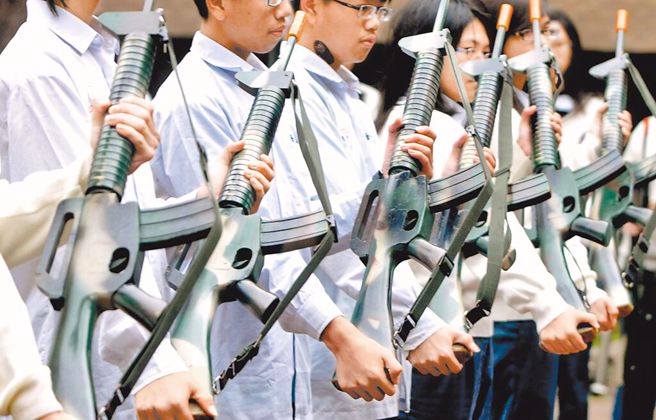 行政院规画推动建置民间自主紧急应变队，教育部表示，现行民防法规定高中以上需编组防护团，协助救护、消防等任务，并无参战的疑虑。图为高中同学在教官的指导下，上军训课实施操枪的情形。（示意图／本报资料照片）