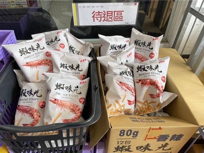 彰化縣衛生局針對「蝦味先香辣口味」問題批號產品，20日已清查31個通路體系計207間店，共下架問題批號產品1萬787包。（彰化縣政府提供／孫英哲彰化傳真）