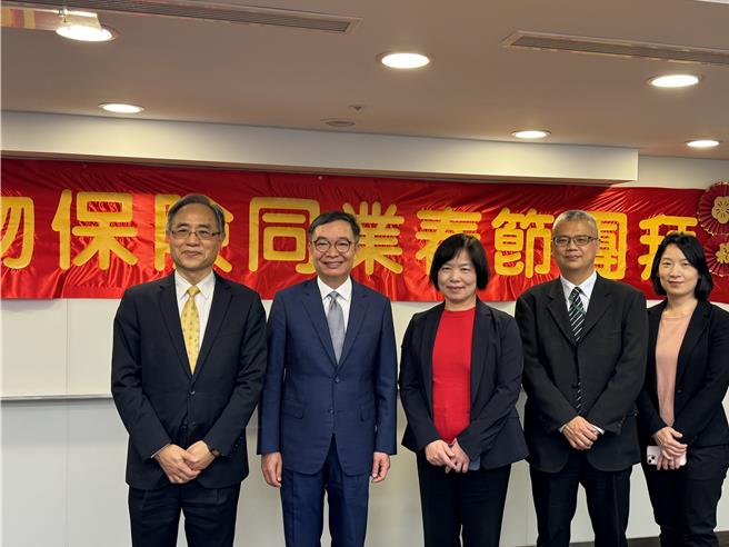 產險公會20日舉辦新春團拜，保險局長施瓊華(中)證實，22日將審查公會版的保單條款，外界預估，電動車專屬保險下半年問世。(洪凱音攝影／洪凱音台北報導)