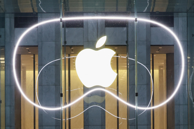 韩媒透露，苹果折迭机研发计画仍在进行中。（图/路透社）