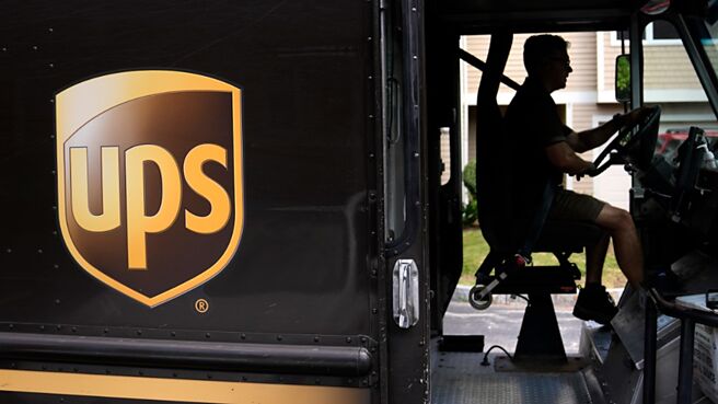 为节省支出，美国企业2024年裁员潮丝毫没有停歇迹象，产业横跨科技、媒体、物流与零售等，物流巨擘UPS近日也加入裁员行列。图／美联社