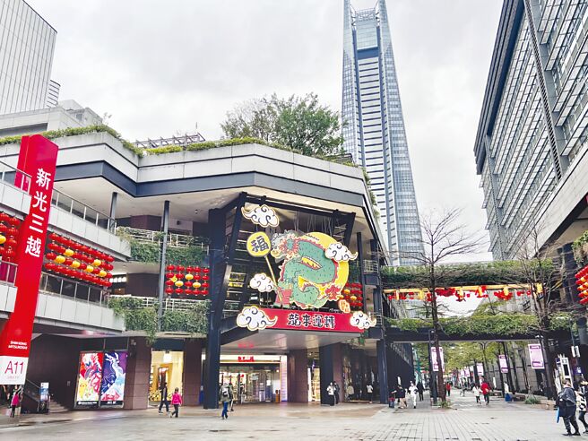 新光三越今年规划全台逾千个柜位调整，上半年主轴餐饮，下半年以流行时尚潮流精品为主。图／本报资料照片