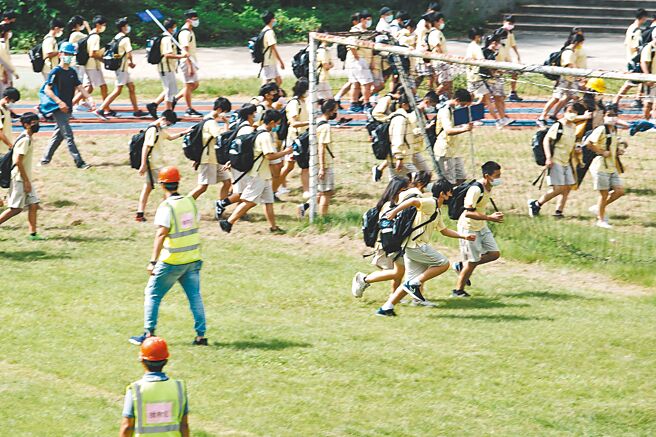 教育部学务司长吴林辉表示，当灾害发生时，学校要自助、自救，同时校园可能成为灾民收容所，这时学校的紧急应变队就可以发挥功能。图为台北市大直高中举行国家防灾日防空及震灾复合式灾害疏散避难演练。（本报资料照片）