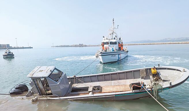 金门地检署与海巡队15日勘验大陆渔船，是否有撞击痕迹。（民眾提供）