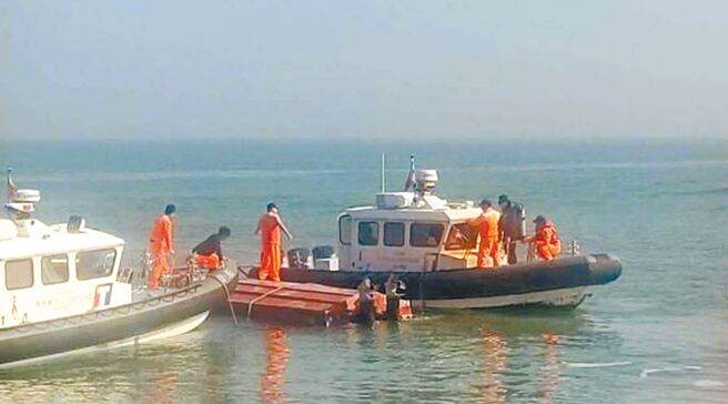 2人遇難者家屬今抵金門。圖為海巡署在案發後持續於漁船翻覆位置進行搜救。（海巡署提供）