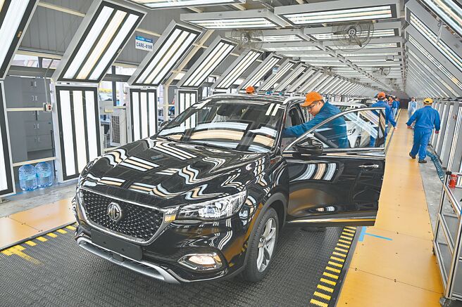 大陸國家外匯管理局18日公布2023年國際收支數據顯示，外資企業2023年對大陸直接投資淨流入330億美元，比2022年減少8成。圖為上汽集團乘用車福建寧德基地。（新華社）