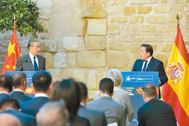 大陆外长王毅（左）18日与西班牙外交部长阿尔巴雷斯（右）举行会谈后宣布，中国已同意取消对西班牙牛肉的进口禁令。（摘自中国外交部官网）