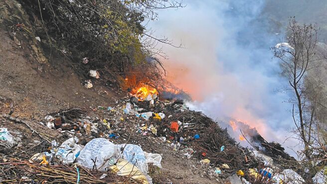 台中市大梨山地區垃圾瀑布過年期間悶燒10餘天，消防局現場警戒防止延燒。（台中市消防局提供／陳淑娥台中傳真）