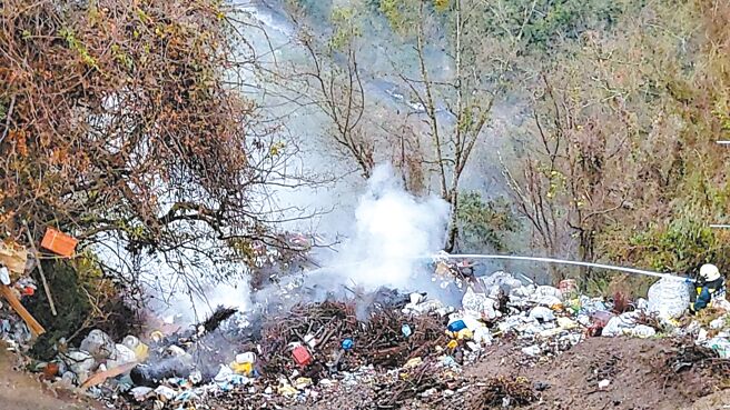 台中市大梨山地區垃圾瀑布宛如不定時炸彈，環保局將設置垃子車，防止民眾亂丟垃圾。（民眾提供／陳淑娥台中傳真）