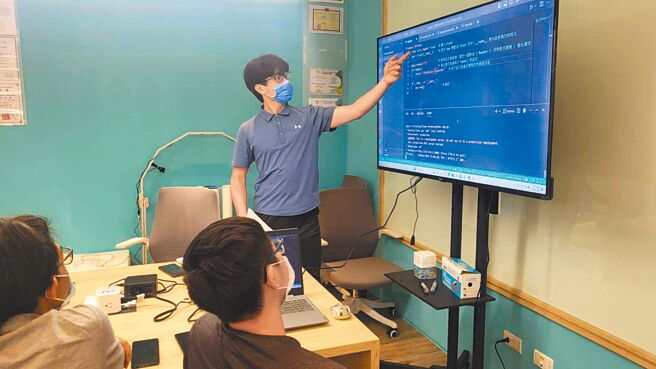 义守大学电机工程学系博士班一年级学生许汯洧在疫情期间陆续发明「智慧型口罩辨识机」，他透过学习不断精进。（义守大学提供／林瑞益高雄传真）