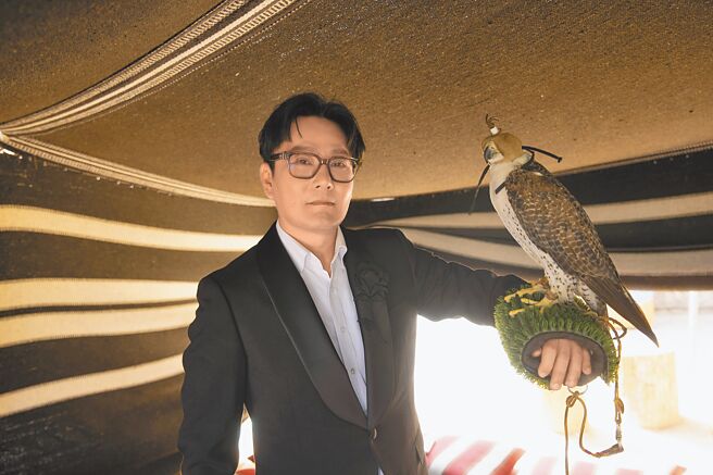 張信哲與阿拉伯獵鷹合影時，大膽讓母鷹停留在手上。（潮水音樂提供）