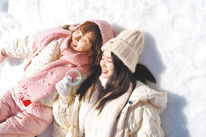 林襄（左）陪師妹張雅涵去日本拍攝MV。（莉奈文創提供）