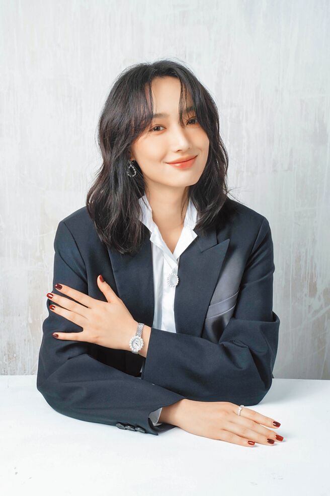 蔡思韵以典雅造型搭配亮色系钻石风格，呈现华丽自信的女性魅力。CHOPARD L’heure du Diamant全钻腕表311万2000元；CHOPARD L’heure du Diamant钻石吊饰108万3000元；L’heure du Diamant钻石耳环178万1000元；Happy Hearts戒指95万4000元。（石智中摄‧服装提供／Dior）