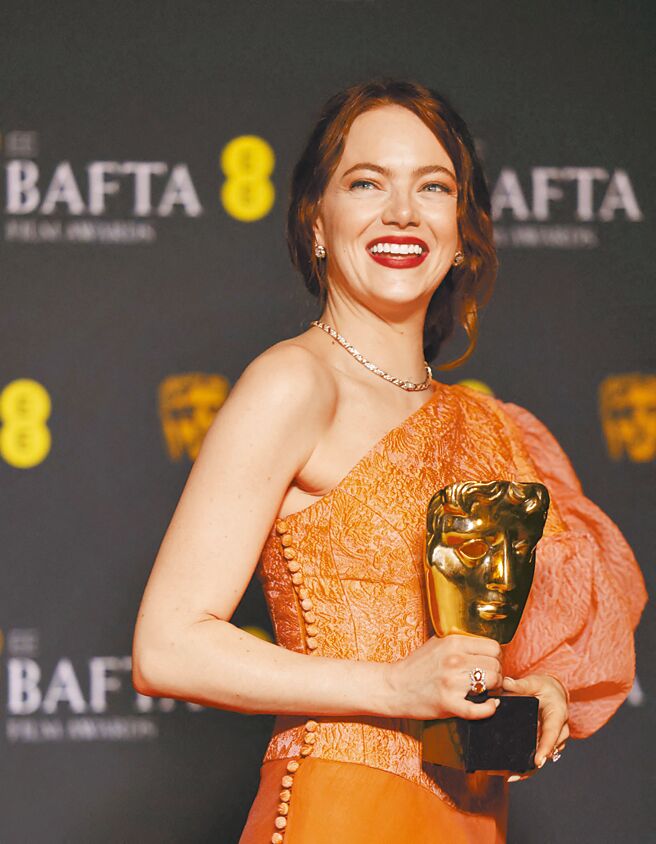 女星艾瑪史東以《可憐的東西》奪下影后頭銜成為全場焦點，她身上的LV高級珠寶與禮服同樣搶眼。（路透）