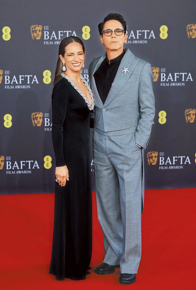 小勞勃道尼（右）以Stella McCartney灰色西裝搭配閃瞎人的Rahaminov海星胸針，目光不被吸引都難。（路透）