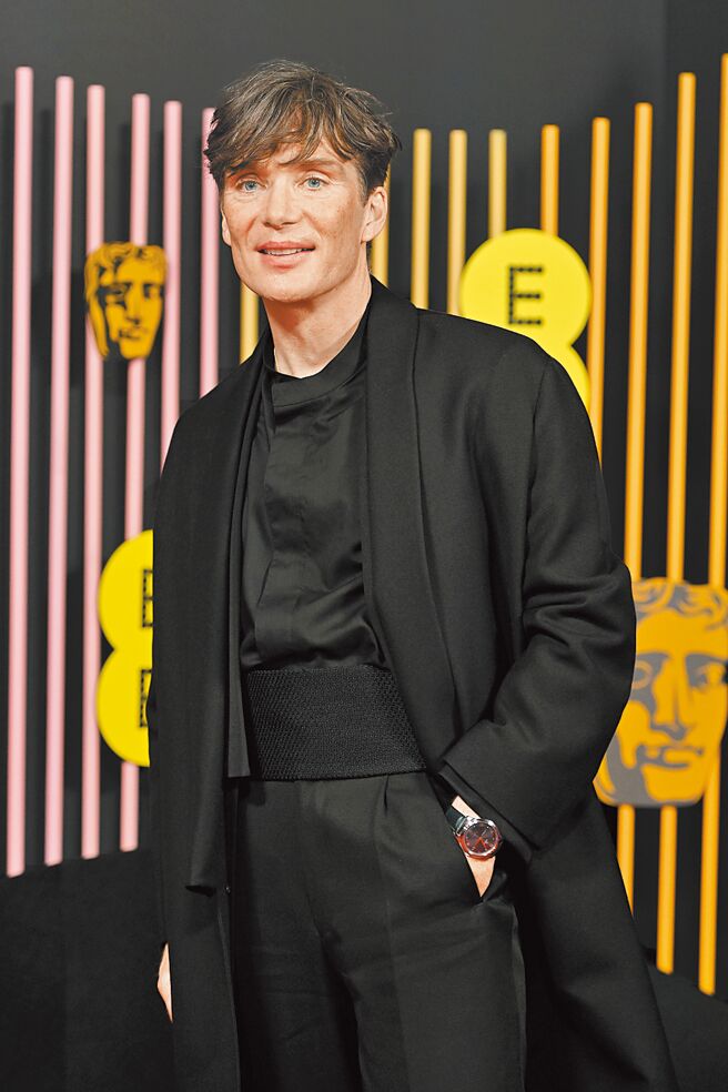 奪下影帝的席尼墨菲，一身黑色雖然被在場媒體嫌「無聊」，但他手上的綠松石面Omega碟飛腕表反而成為亮點。（Omega提供）