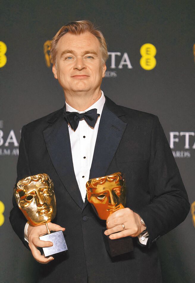 名導克里斯多福諾蘭摘下最佳導演獎座，他以標準的Blacktie禮服形式登台，展現了英國紳士的細節要求。（路透）