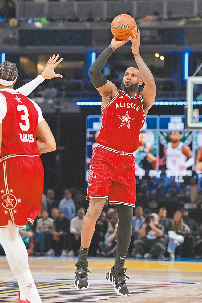 詹姆斯放话想在湖人待到退役。（路透）