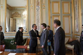 法國總統馬克宏會見王毅  願加強兩國戰略協作