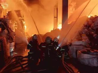 彰化和美塑膠回收廠大火  烈焰猛竄濃煙刺鼻   400坪廠房剩骨架