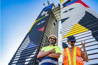 打卡景點＋1！西班牙兄弟檔為駁二塔彩繪 打造色彩豐富女神圖騰