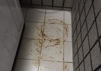 地磚、洗手台鏽斑清不掉？內行曝4訣竅：輕刷就復原