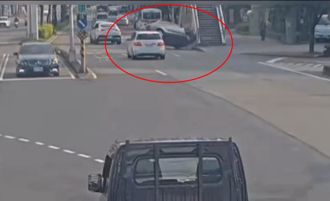 驚悚畫面曝光！北市男自撞橋墩 女騎士慘遭「天外飛車」壓傷