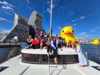 全国疯迷黄色小鸭！ 高雄偏乡小学生搭游艇圆梦