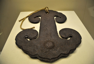 小學沒錢買鐘 敲廢棄鐵板代替 專家一看嚇壞：是後金文物