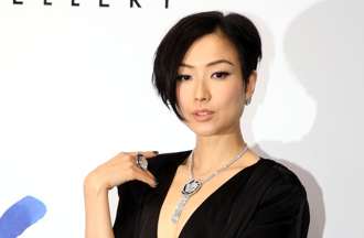 鄭秀文誤用清潔劑卸妝 雙眼紅腫冒血絲網驚：天啊...