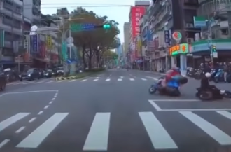 只有我最搖擺？騎士跨3車道「害母子追撞」 網傻眼：還停錯待轉格