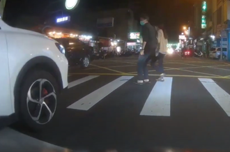 行人地獄！休旅車「禮讓到一半」突補油門向前衝  2路人嚇翻急後退