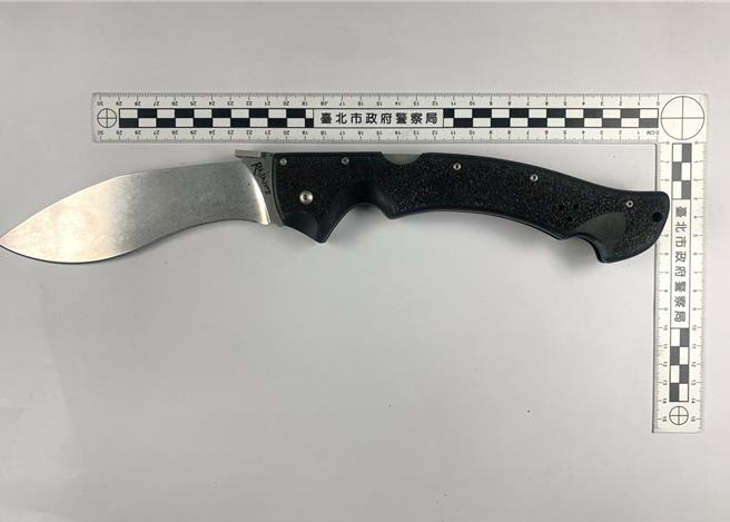 陈姓男子遭折迭刀划伤送医。（翻摄画面）