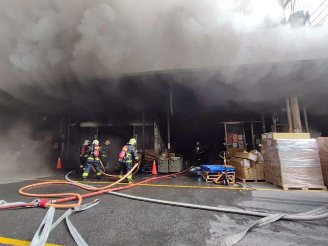 新北市深坑区东南科大对面的工厂，昨下午发生火警。（翻摄画面）