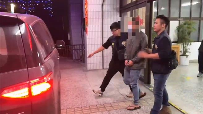 彰化县溪州乡１处民宅在大年初二（11日）遭人丢掷爆裂物，涉案主嫌黄姓男子（中）日前被警方拘提到案。（警方提供／孙英哲彰化传真）