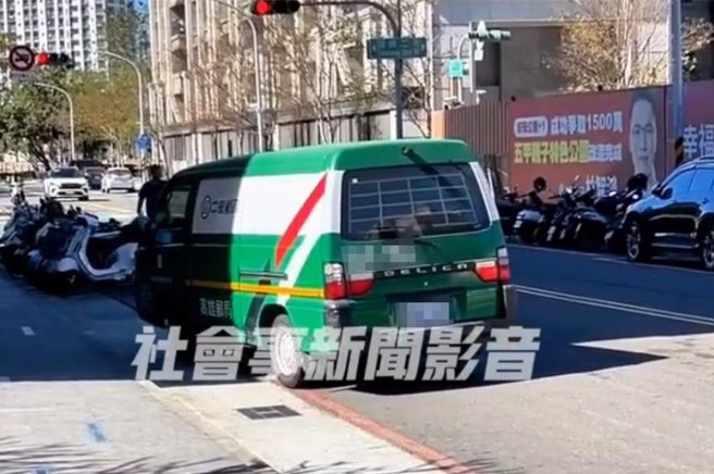 20日鳳山區有一台中華郵政的業務廂型車逆向停駛在福誠三街上。（警方提供／楊舒婷高雄傳真）