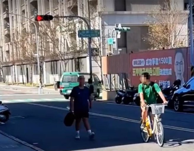 無視紅燈號誌直接右轉。（警方提供／楊舒婷高雄傳真）