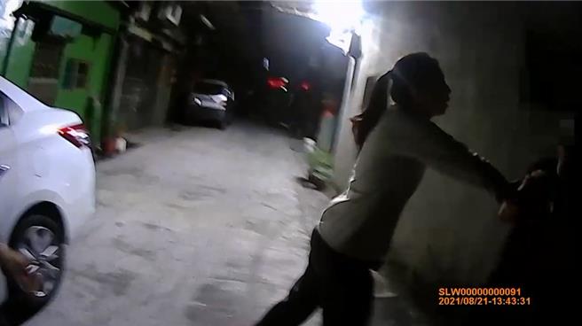 彰化警分局專案小組19日掌握張姓慣竊行蹤，綁馬尾的女警一馬當先逮捕張姓慣竊。（警方提供／孫英哲彰化傳真）