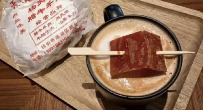 中国星巴克推「红烧肉」拿铁。（图：微博@天堂鄙视红尘）