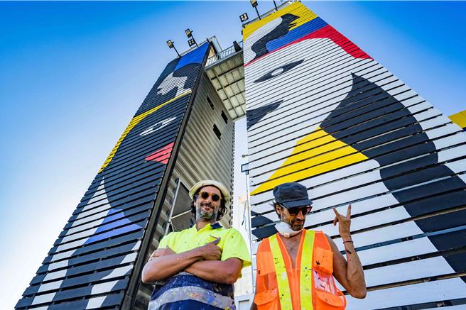 位于驳二艺术特区位于大港桥旁的「驳二塔」正由西班牙兄弟檔Chalo Moca和Alva Moca彩绘中。（高市文化局提供／杨舒婷高雄传真）