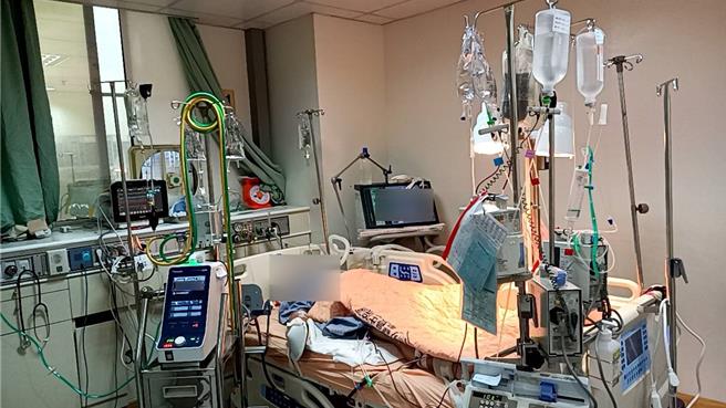 彰化1名56歲男性因咳嗽多日就醫後檢出新冠重症，被安排入住隔離病房治療，並被裝上葉克膜體外維生系統近月後，於農曆年前平安返家團圓。（院方提供／孫英哲彰化傳真）
