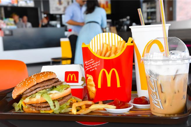 一位网友分享自己使用甜心卡的消费经歷，认为麦当劳强迫甜心卡得用点餐机根本脱裤子放屁。（示意图：shutterstock／达志）