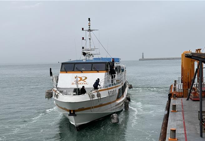 金门县港务处公告，因受厦门浓雾影响，21日金门往返五通航线自09：20起暂停航驶。(于家麒摄)