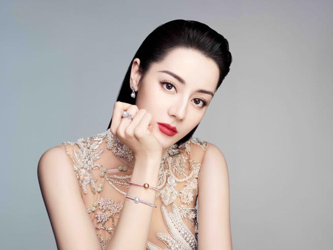 MIKIMOTO全球代言人迪麗熱巴  佩戴Ruyi Collection如意珠寶，高雅脫俗。（MIKIMOTO提供）